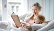 Ilustrasi ibu membacakan buku cerita untuk anaknya. (Sumber foto: Pexels.com)