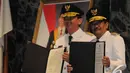 Ahok dan Djarot Saiful Hidayat memperlihatkan surat  pelantikan Wakil Gubernur DKI Jakarta, Jakarta, Rabu (17/12/2014). (Liputan6.com/Herman Zakharia)