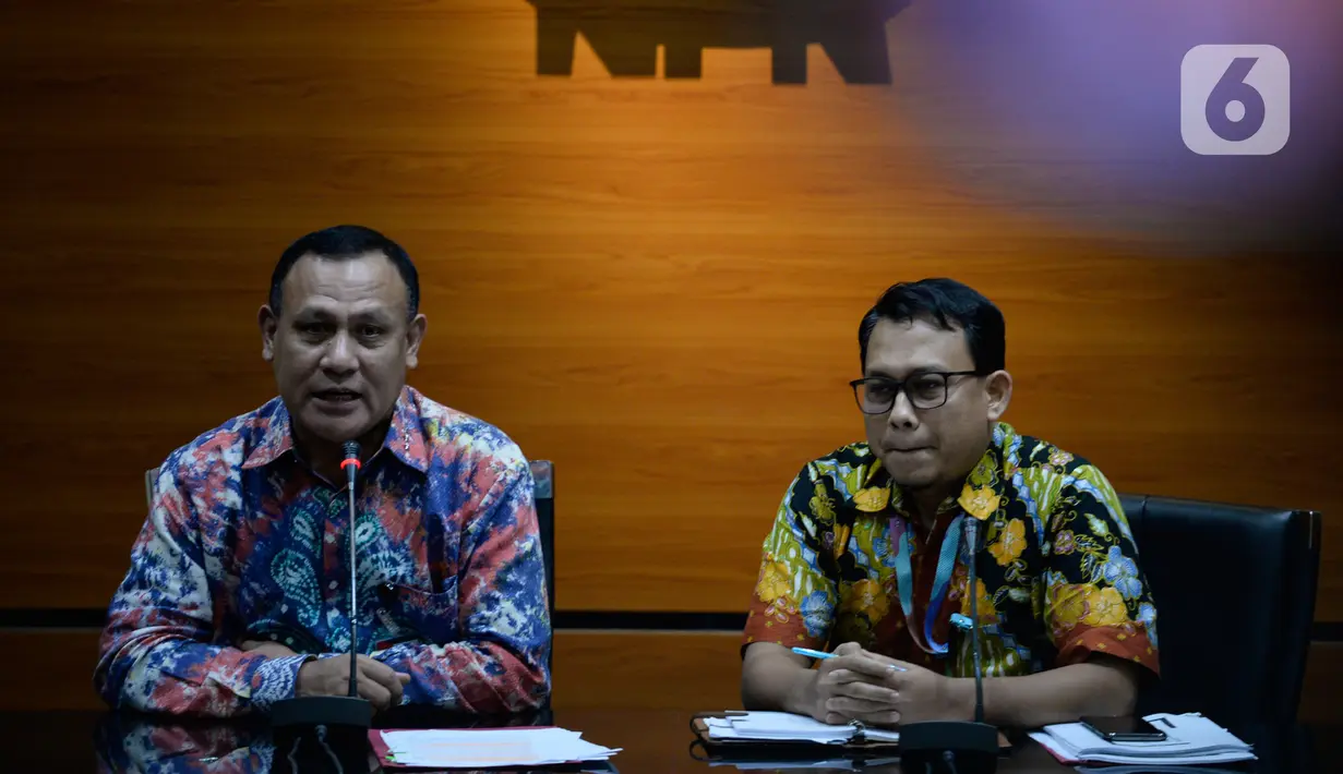 Ketua KPK Firli Bahuri (kiri) dan Plt Jubir KPK Ali Fikri menyampaikan keterangan terkait pengembangan kasus proyek jalan Bengkalis di Gedung KPK, Jakarta, Jumat (17/1/2020). Dalam proyek pembangunan jalan Bengkalis pada 2013-2015 kerugian negara sekitar Rp 475 miliar. (merdeka.com/Dwi Narwoko)
