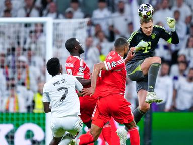 Kiper Bayern Munchen, Manuel Neuer, berusaha menghalau bola dengan tandukan kepala saat melawan Real Madrid pada laga leg pertama perempat final Liga Champions di Stadion Santiago Bernabeu, Rabu (8/4/2026). (AP Photo/Jose Breton)