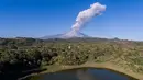 Suasana di dekat Gunung Colima yang meletus di San Antonio, Meksiko (22/1). Gunung dengan tinggi 3.839 mdpl memuntahkan abu vulkanik antara 200-800 kilometer ke arah selatan. (AFP Photp/Hector Guerrero)