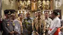 Penjabat (Pj) Gubernur DKI Jakarta, Heru Budi Hartono (ketiga kanan) usai menyampaikan sambutan saat melakukan kunjungan di Gereja Katedral, Jakarta, Sabtu (24/12/2022). Heru Budi bersama Forkopimda melakukan peninjauan ke gereja-gereja untuk memberi pesan damai dan toleransi di DKI Jakarta. (Liputan6.com/Helmi Fithriansyah)