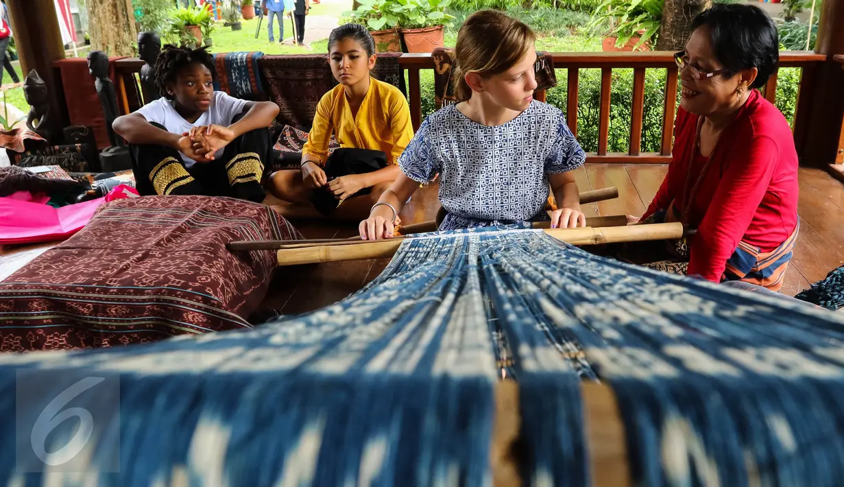 Seorang siswi belajar menenun di Jakarta Intercultural School (JIS) Pondok Indah, Jakarta (24/10). Kegiatan tersebut dalam rangka Cultural Week jelang peringatan Sumpah Pemuda 28 Oktober. (Liputan6.com/Fery Pradolo)