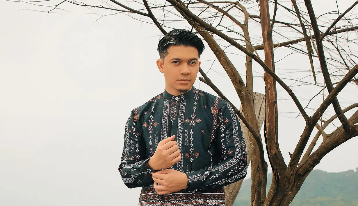 Baju koko kini juga bisa tampil penuh motif namun tetap kharismatik. Seperti Irwansyah dalam koleksi Zaskia Sungkar Jakarta. [Foto: @zaskiasungkarjakarta]