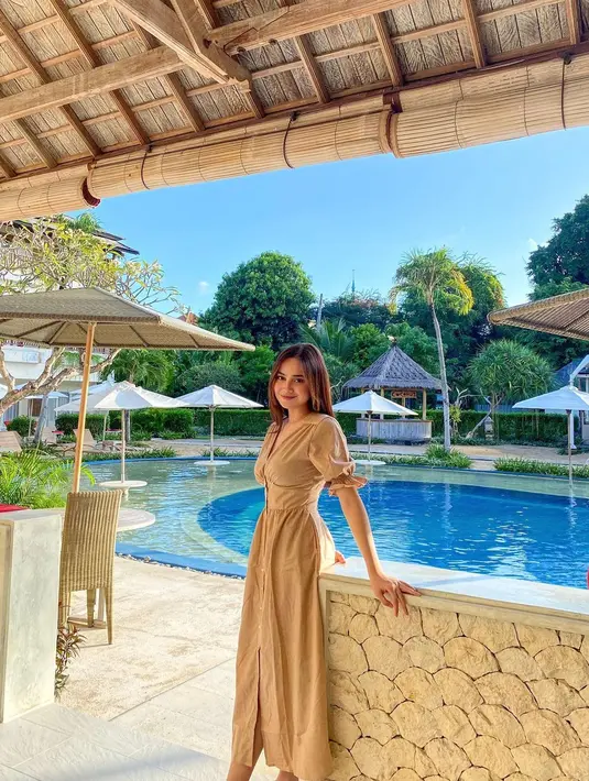 Dress panjang warna cokelat dengan detail belt tunjukkan body goals Syifa Hadju [@syifahadju]