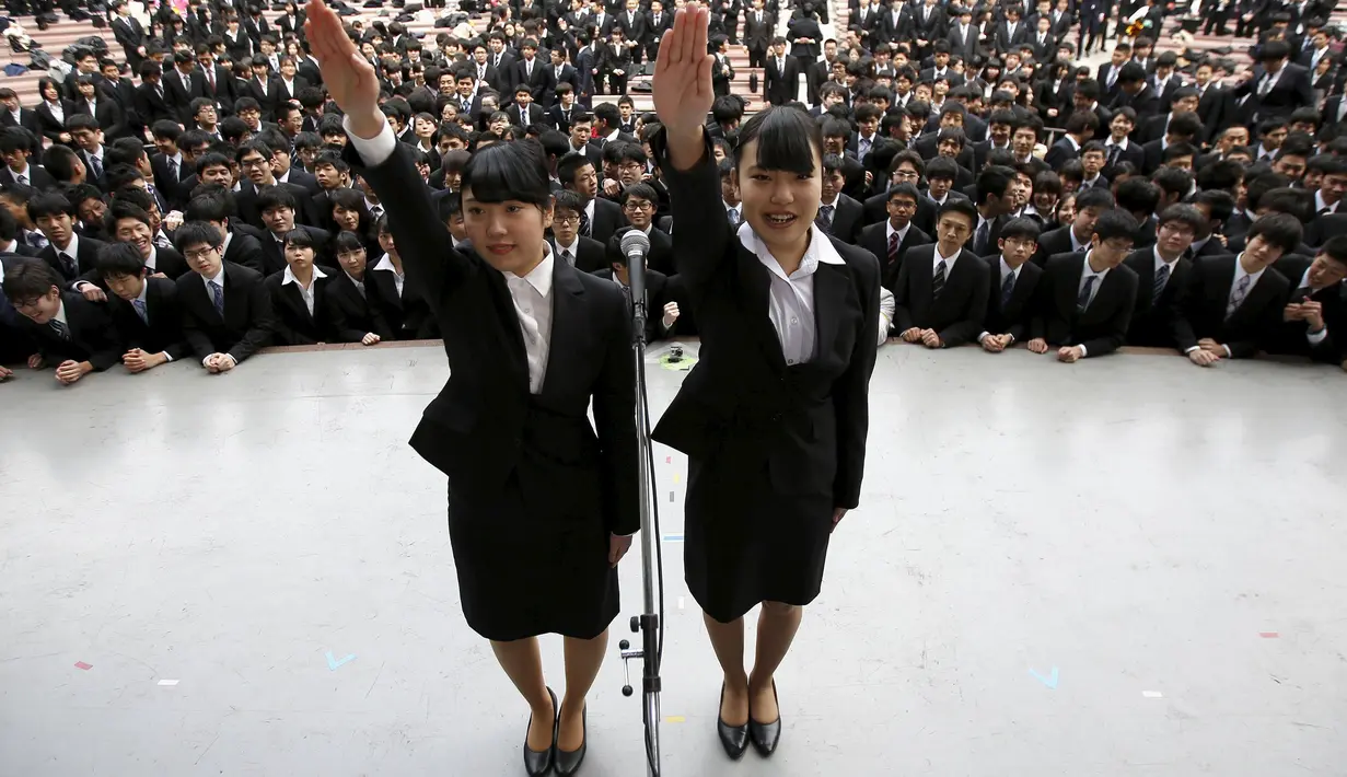 Mahasiswa Jepang menyatakan bahwa mereka akan melakukan yang terbaik dalam mencari pekerjaan sebelum mengikuti acara bursa kerja di sebuah teater terbuka di Tokyo (25/2). (REUTERS/Issei Kato)
