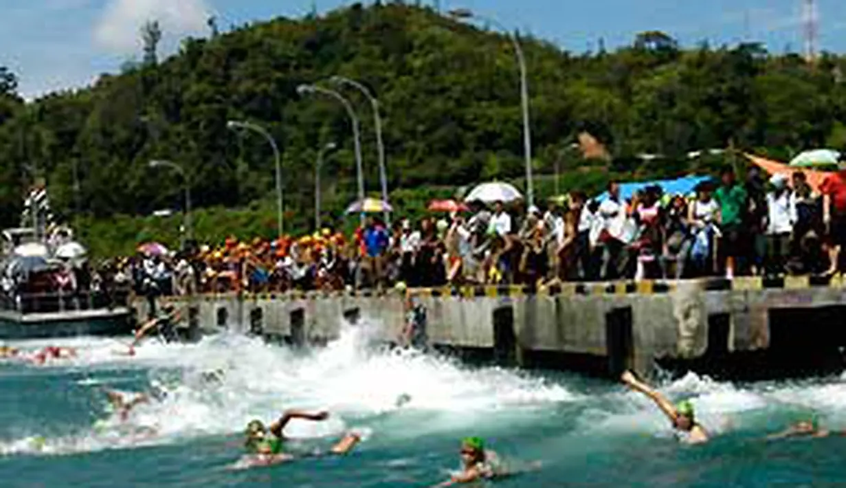 Kejuaraan renang antar pulau dalam rangkaian Festival Langkisau di Pantai Painan, Kab.Pesisir Selatan, Sumbar. Lomba ini menempuh jarak tempuh 3.200 meter dan diikuti 202 atlet putra dan putri. (Antar