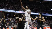 Pemain Nets Kevin Durant mencoba memasukkan bola saat melawan Cavaliers di lanjutan NBA 2022/2023 (AP)