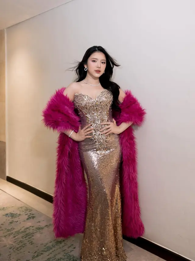 Tiara Andini Tampil Bak Barbie Saat Manggung dengan Gaun Bling-Bling dan Selendang Bulu