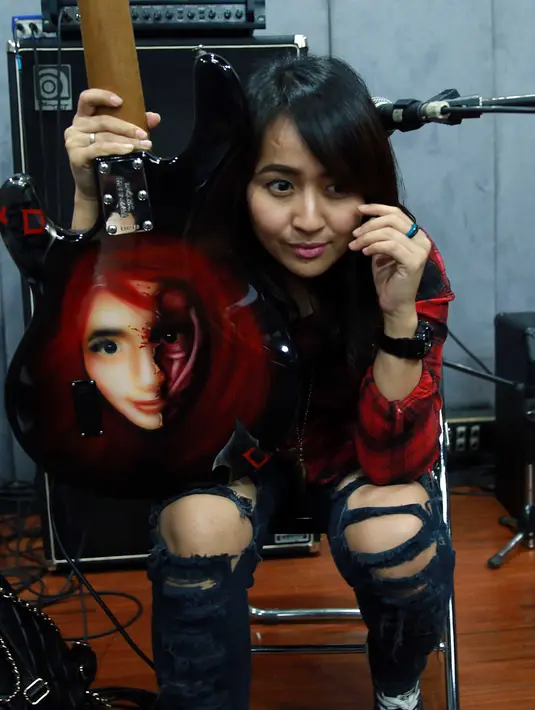 Chua Kotak (basis) sambut perayaan ulang tahun SCTV ke-25 dengan serangkaian latihan demi memberikan performa terbaiknya untuk pemirsa SCTV. (Deki Prayoga/Bintang.com)