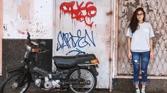 Indah sering tampil santai menggunakan sneakers. Berpose di samping sebuah motor tua, ia tampil menggunakan baju abu-abu dengan celana denim. walaupun tampak tomboy, rambutnya yang terurai ke samping membuat kecantikannya tidak pernah pudar. (Liputan6.com/IG/@indahpermatas)