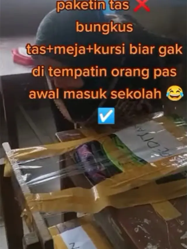 Tak Ingin Diduduki Siswa Lain, Emak-Emak Ini Lakban Bangku Sekolah untuk Anaknya