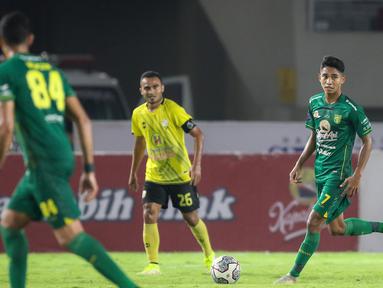 Pemain Persebaya Surabaya, Marselino Ferdinan (kanan) memiliki peran penting saat menghadapi Barito Putera. Bagaimana tidak, sejumlah peluang yang dimiliki Bajul Ijo lahir dari kaki pemain berusia 17 tahun tersebut. (Bola.com/Bagaskara Lazuardi)