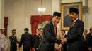 Presiden Jokowi (kanan) memberikan ucapan selamat kepada Ignasius Jonan setelah acara pelantikan Jonan sebagai Menteri ESDM baru dan Arcandra Tahar sebagai Wakil Menteri ESDM di Istana Negara, Jakarta, Jumat (14/10). (Liputan6.com/Faizal Fanani)