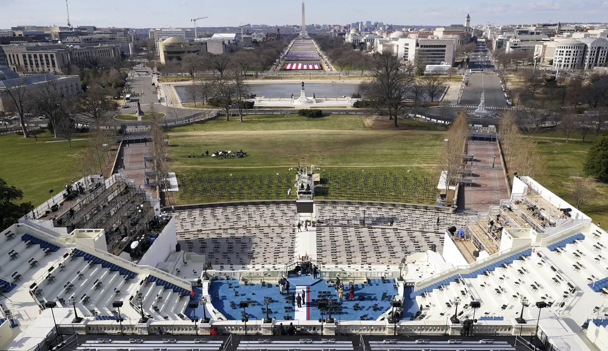 Pemandangan panggung Capitol Hill menjelang pelantikan presiden Amerika Serikat di Washington, Rabu (10/1/2021). Pelantikan Joe Biden dan Wakil Presiden terpilih Kamala Harris berlangsung di tengah ancaman kekerasan dari massa pendukung Donald Trump dan pandemi Covid-19. (AP Photo/Susan Walsh, Pool)