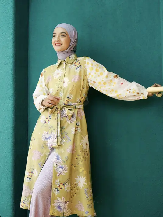 <p>Tunik dengan motif floral juga menambah gaya yang menjanjikan. Warna cerah hadirkan kesan yang makin sempurna. [Foto: Instagram/ Nabila Ishma]</p>