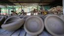 Sejumlah pria membentuk bejana tanah liat di salah satu bengkel tembikar tertua di Beit Lahia, Jalur Gaza, 15 Agustus 2022. (AP Photo/Hatem Moussa)