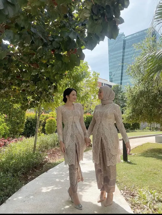 Kebaya modern dengan detail payet dengan kerah berbentuk "u" akan menampilkan sisi anggun dan cantikmu. (instagram/enzystoria)
