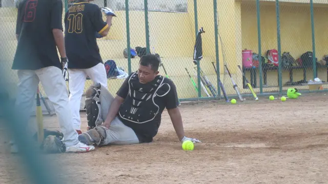 Latihan tim softball Sultra menghadapi PON XX Papua.(Liputan6.com/Ahmad Akbar Fua)