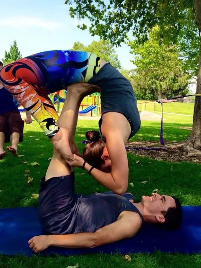 10 Keindahan Gerakan Akroyoga yang Sering Di-posting di Instagram