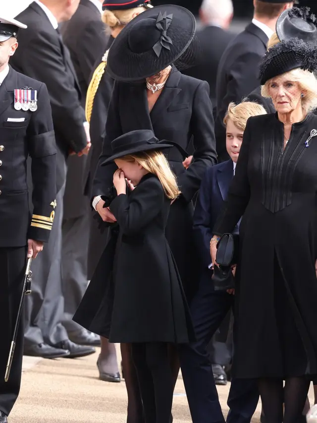 Potret Putri Charlotte Menangis di Pemakaman Ratu Elizabeth II, Ditenangkan Kate Middleton