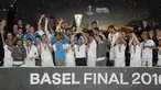 Para pemain dan Official Sevilla mengangkat trofi juara Liga Europa usai mengalahkan Liverpool 3-1 di St Jakob-Park stadium, Basel, (Rabu atau Kamis (19/5/2016) dini hari WIB. (AFP/Javier Soriano)