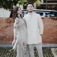 Keharmonisan rumah tangga mereka juga diperlihatkan melalui pilihan gaya fashion yang serasi.