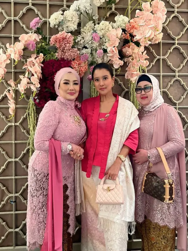 Marcella Zalianty kenakan kebaya saat Hadir Siraman Aaliyah Massaid. [@marcella.zalianty]