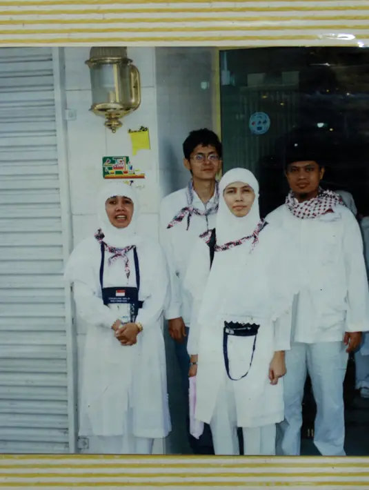 "Sakinah artinya tenang, tentram, mawaddah artinya cinta, harapan, serta warahmah artinya kasih sayang. Satu lagi amanah. Jadi, dalam pernikahan itu yang selalu kami pegang," jelas Boyke. (dok. Pribadi. REPRO Adrian Putra/Bintang.com)