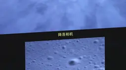 Foto yang diabadikan di Beijing Aerospace Control Center pada 1 Desember 2020 menunjukkan gambar Chang'e-5 saat pendaratan di Bulan. Wahana antariksa itu mendarat di area pendaratan yang telah dipilih sebelumnya di dekat 51,8 derajat bujur barat dan 43,1 derajat lintang utara. (Xinhua/Jin Liwang)