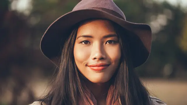 eksotis manis tersenyum percaya diri