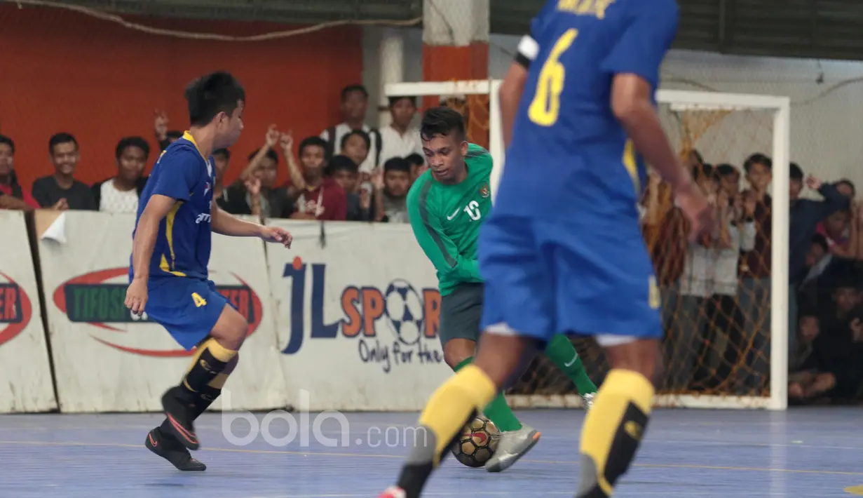 Pemain Timnas Futsal Indonesia, Ardiansyah Runtuboy (tengah) mencoba melewati pemain Antam FC pada laga uji coba di Tifosi Sport Center, Jakarta Timur, (13/1/2017). Timnas Futsal menang 5-2. (Bola.com/Nicklas Hanoatubun)