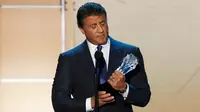  Sylvester Stallone menerima penghargaan sebagai The Best Supporting Actor pada 21st Critic Choice Awards, 17 Januari 2016 (REUTERS/Mario Anzuoni).