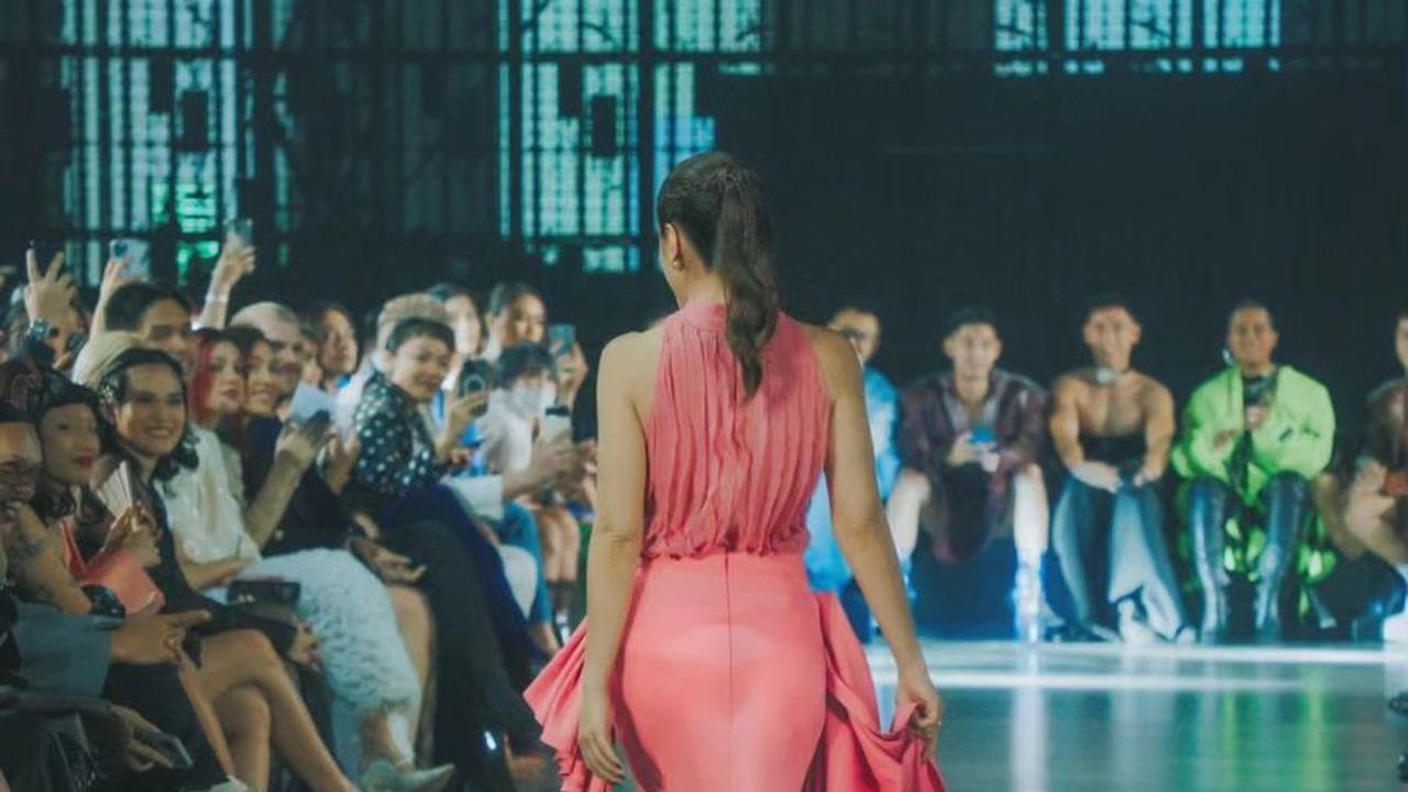 Gaya Catwalk Wulan Guritno&nbsp;