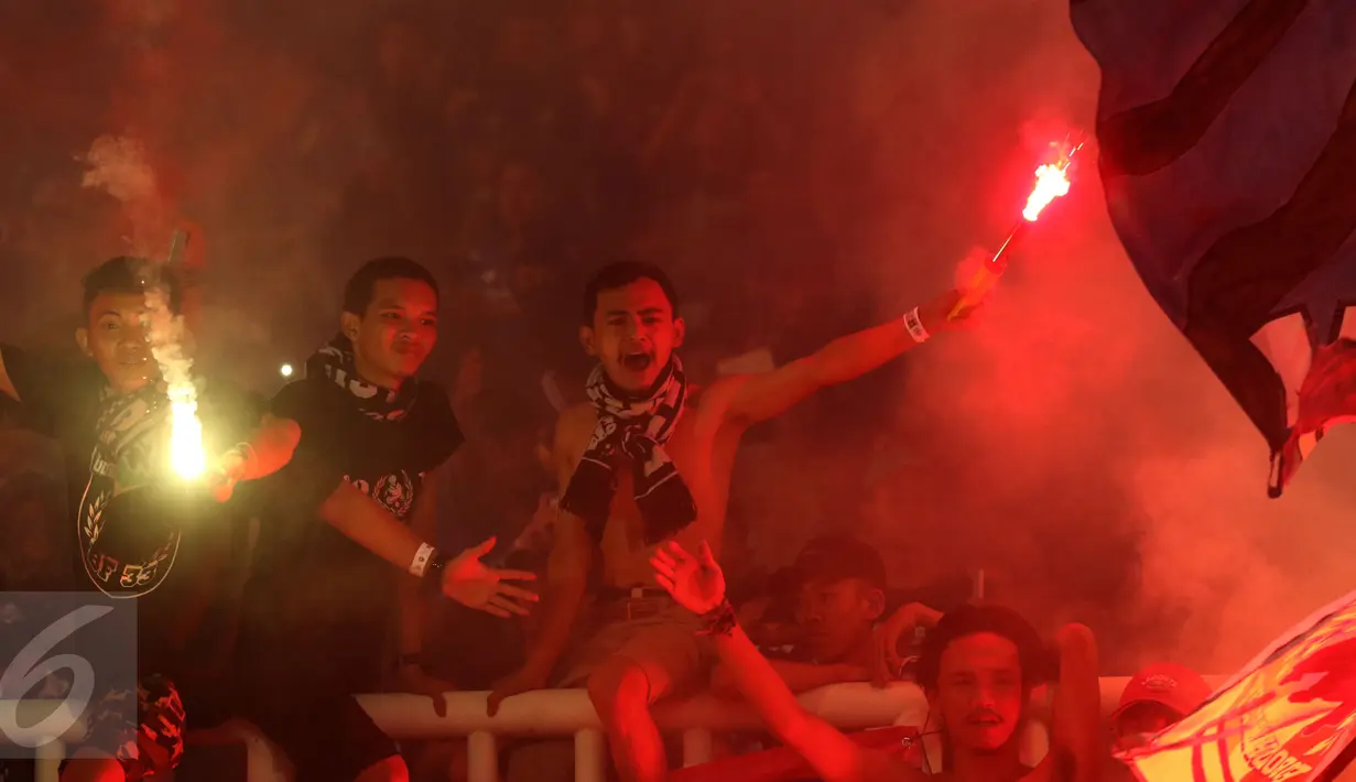 Suporter bersorak dan menyalakan suar saat merayakan kemenangan Persib atas Semen Padang di perebutan tempat ketiga Piala Presiden 2017 di Stadion Pakansari, Kab Bogor, Sabtu (11/3). Persib unggul 1-0. (Liputan6.com/Helmi Fithriansyah) 