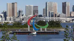 Kapal penarik memindahkan Simbol Paralimpiade "Three Agitos" yang dipasang di Taman Laut Odaiba, Tokyo pada Jumat (20/8/2021). Paralimpiade Tokyo 2020 berlangsung 24 Agustus hingga 5 September mendatang setelah ditunda setahun akibat pandemi Covid-19. (Yuichi Yamazaki/Pool Photo via AP)