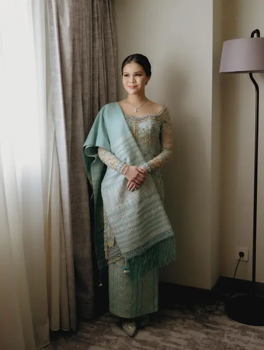 Kebaya full payet ini dipadukan dengan songket sutra berwarna senada [@chengiovanis]