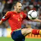 Andres Iniesta. Meraih gelar Euro 2012 bersama Timnas Spanyol dan menjadi pemain terbaik turnamen tak cukup membawanya merebut Ballon d'Or 2012. Ia hanya menempati posisi ketiga. Gelar jatuh ke tangan Lionel Messi yang tampil tajam dengan 91 gol bersama Barcelona. (AFP/Damien Meyer)