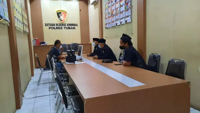 Pengurus PC Pagar Nusa Tuban, ketika mendatangi Sat Reskrim Polres Tuban untuk mendorong kasus pengeroyokan diusut tuntas. (Liputan6.com/Ahmad Adirin)