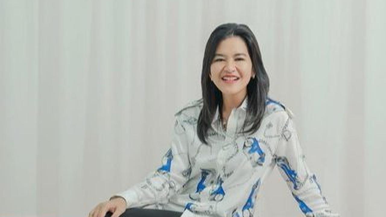 Wanita kelahiran 20 April 1991 ini terlihat sangat awet muda, seolah tidak seperti seorang ibu dengan tiga anak. Kahiyang Ayu benar-benar memukau.