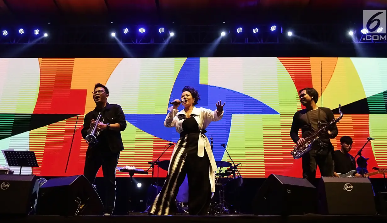 Yura Yunita (tengah) saat tampil dalam acara Balkonjazz Festival 2019 di Balkondes Tuksono, Borobudur, Magelang, Jawa Tengah, Sabtu (14/9/2019). Yura terlihat berpenampilan edgy dengan busana black and white. (Fimela.com/Bambang Ekaros Purnama)