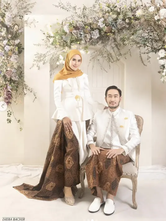 Kebaya modifikasi kali ini terlihat begitu grande dengan paduan warna netral dan statement. [Foto: Instagram/ Syahnaz Sadiqah]