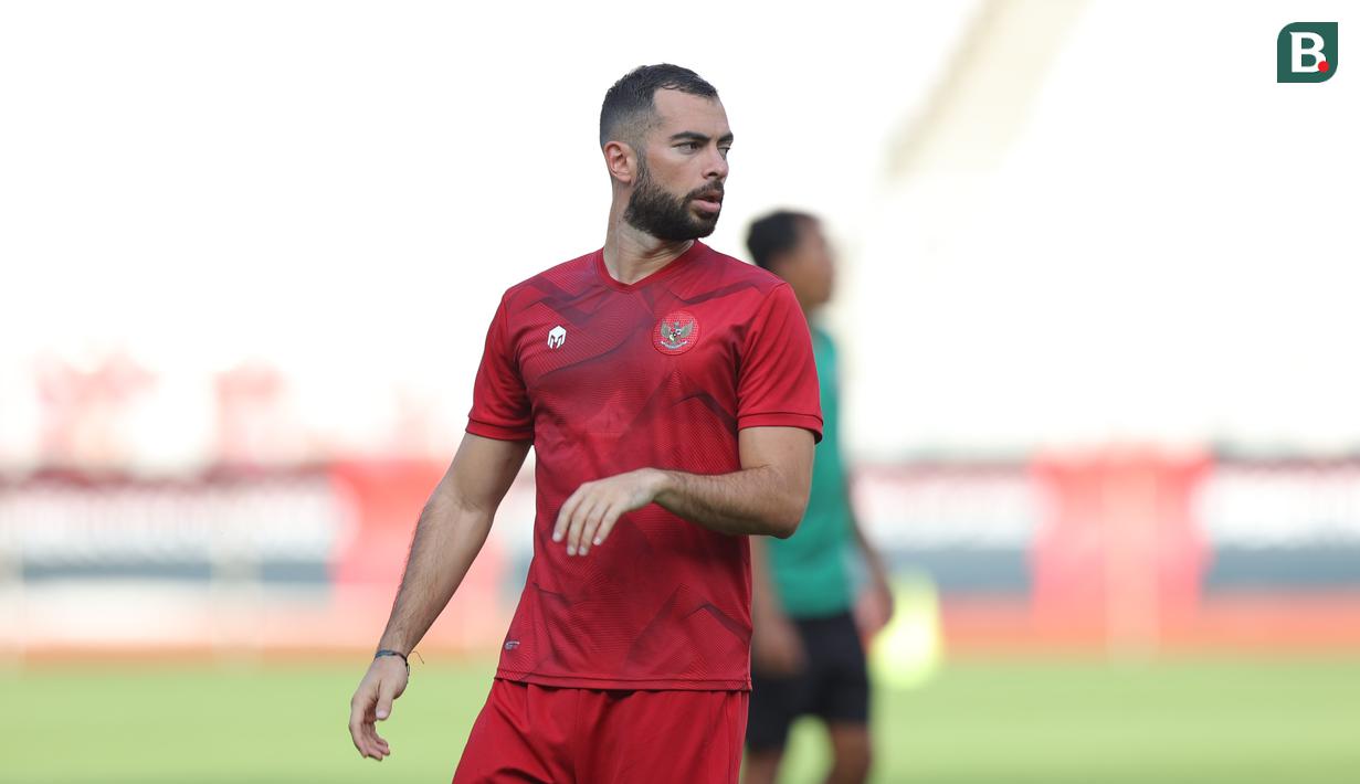 Jordi Amat untuk pertama kalinya mengikuti latihan di Stadion Gelora Bung Karno jelang pertandingan Piala AFF 2022, Selasa (20/12/2022). (Bola.com/Abdul Aziz)