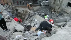 Tim penyelamat memeriksa reruntuhan bangunan setelah serangan udara Israel di desa Shebaa, Lebanon Selatan, pada 27 September 2024. (Rabih DAHER/AFP)