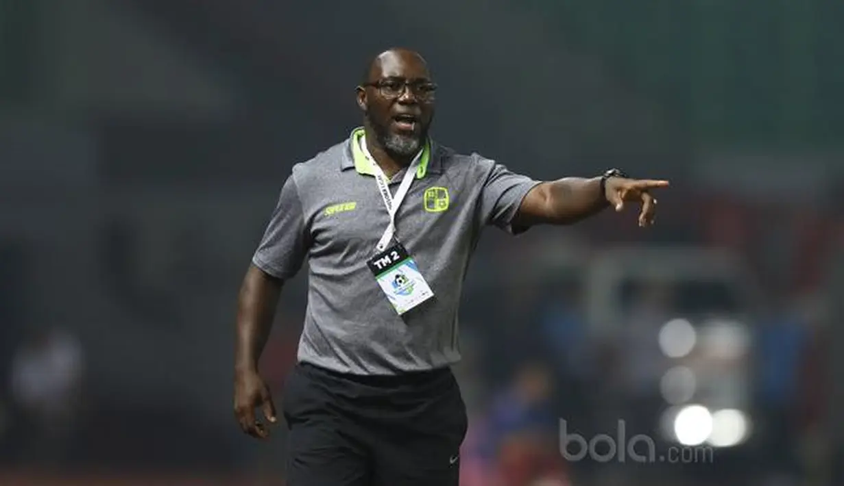 4. Jacksen Tiago (Persipura Jayapura) - Jacksen resmi mengepalai kepelatihan Persipura pada 2019 lalu. Pelatih asal Brasil ini tetap setia bertahan di Persipura sambil menunggu kabar berlanjutnya kembali kompetisi Shopee Liga 1. (Bola.com/Nicklas Hanoatubun)