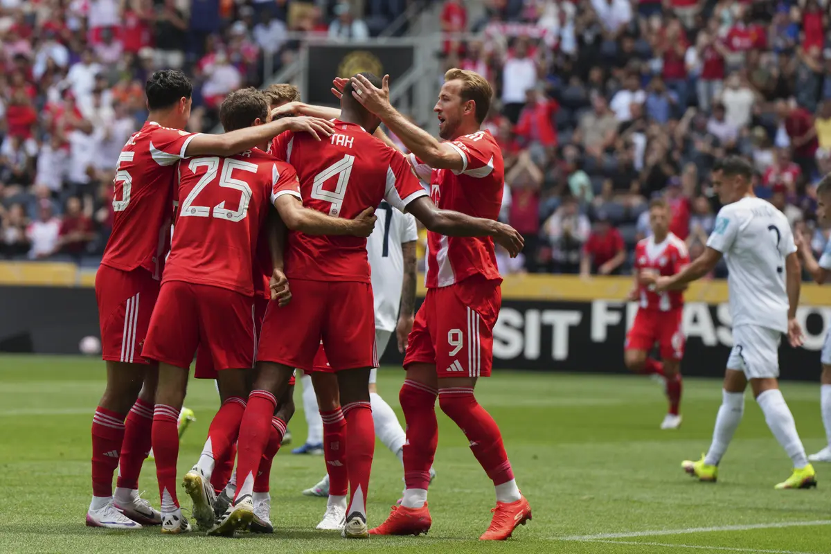 Skuad Bayern Munchen merayakan golnya ke gawang Auckland City di Piala Dunia Antarklub 2025, Minggu (15/06/2025). (AP/Jeff Dean)