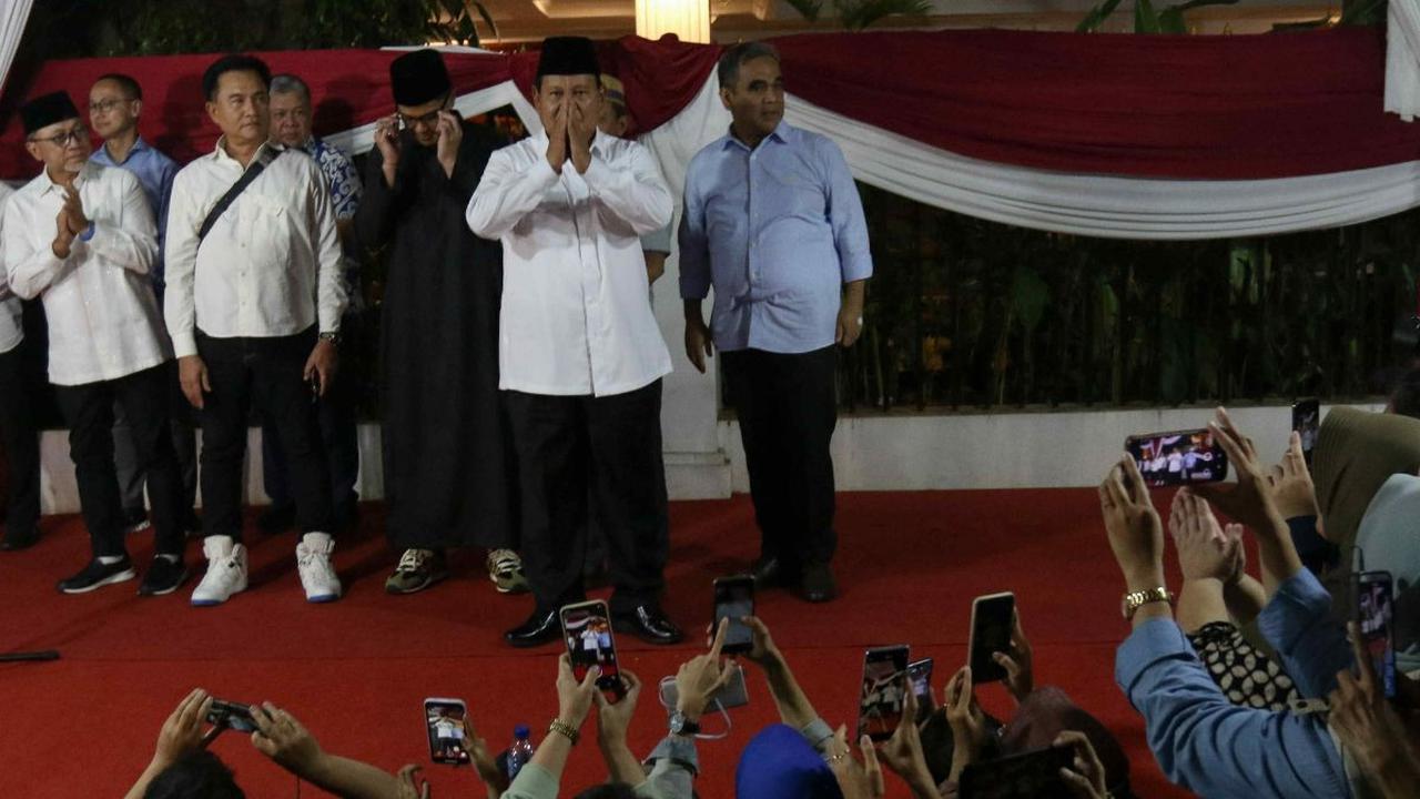Menteri Pertahanan ini lalu bicara mengenai ilmu padi yang bermakna semakin berisi, semakin menunduk.&nbsp;<br>