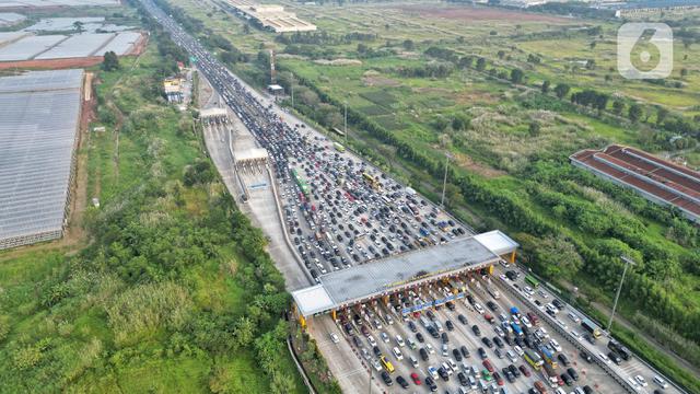 Foto Udara Antrean Kendaraan Pemudik di Gerbang Tol Cikampek