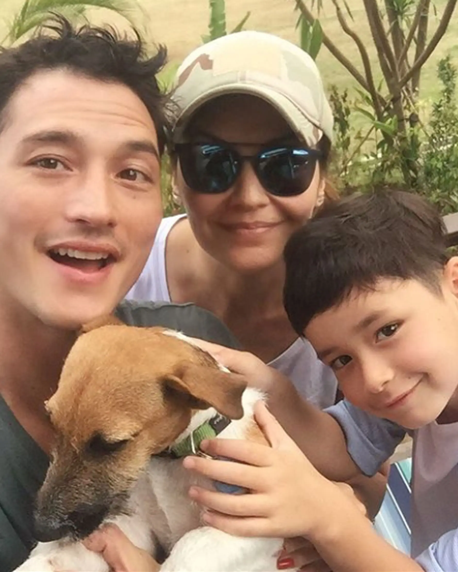 Tamara Bleszynski bersama Mike Lewis dan anak mereka, Kenzou. (Instagram)