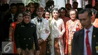 Pasangan pengantin Gibran-Selvi ditemani Bapak Joko Widodo dan Ibu Iriana menuju kereta kuda usai resepsi pernikahan di Gedung Graha Saba Buana, Solo, Jawa Tengah, Kamis (11/6/2015). (Liputan6.com/Faizal Fanani)